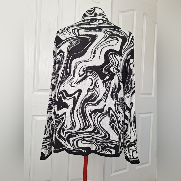 Ruby Rd. Monochrome Abstract Pattern Top - Picture 2 of 6